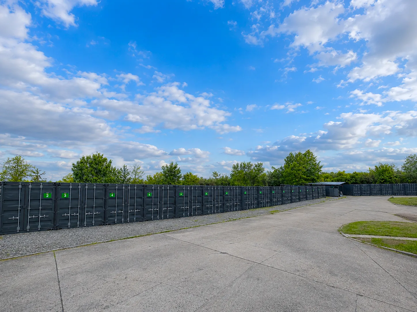 Panoramatický pohled na řady skladovacích kontejnerů v Běchovicích