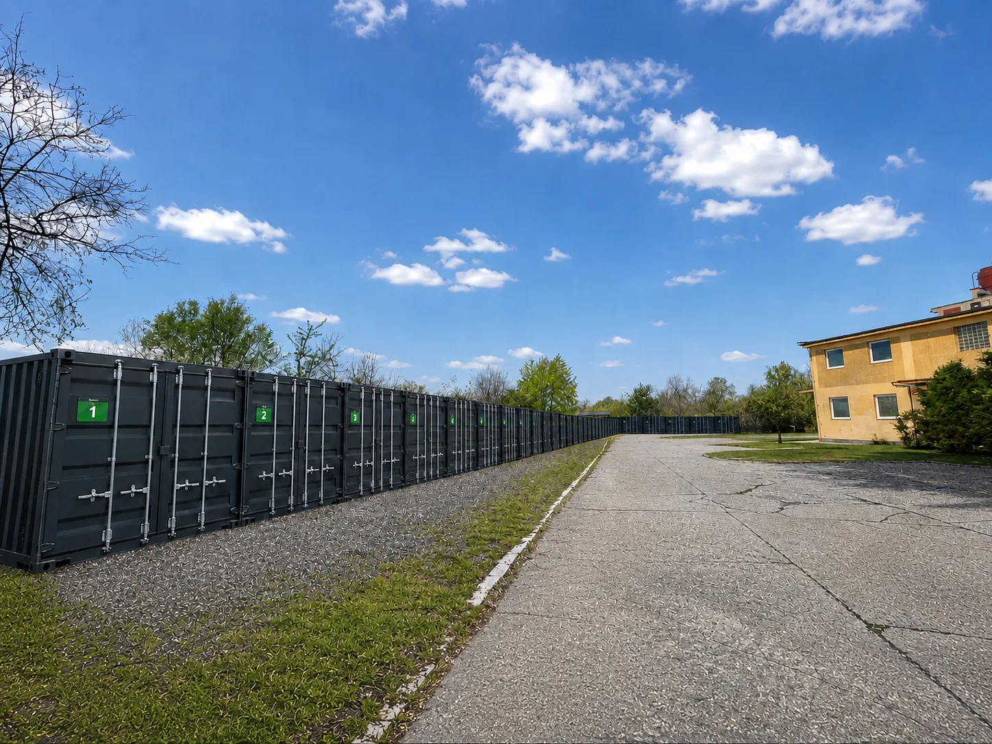 Příjezdová plocha podél skladovacích kontejnerů v Běchovicích