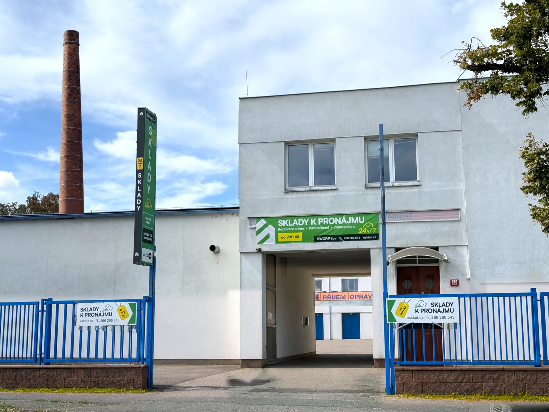 Vjezd do areálu SWORP BOX Uhříněves z ulice Přátelství